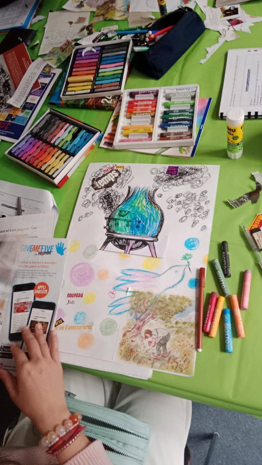 Création en art-thérapie : collage et pastels